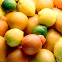 El limón al ser rico en vitamina C puede ayudar a calmar el dolor de garganta.