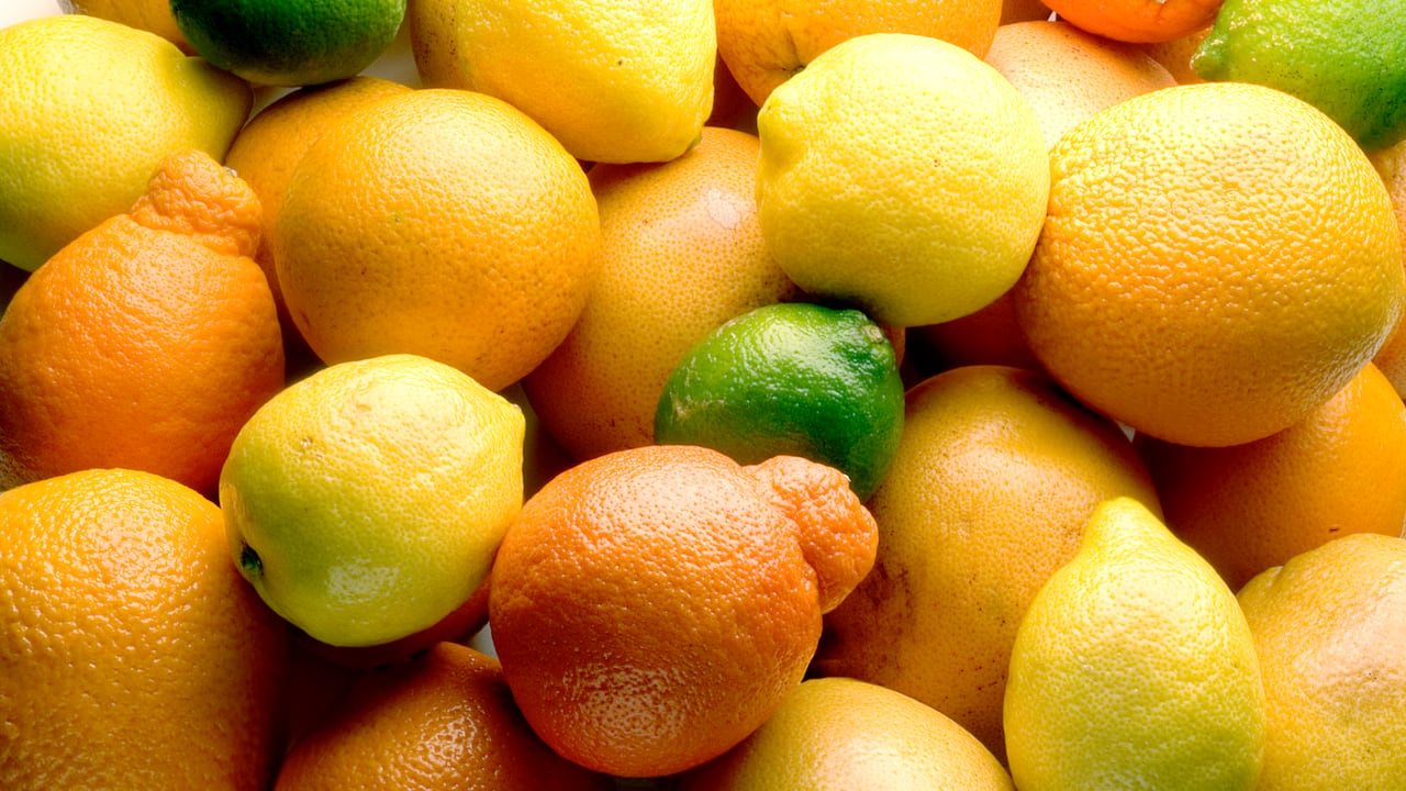 El limón al ser rico en vitamina C puede limpiar el hígado y los riñones.