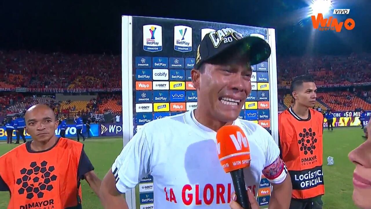 Entre lágrimas, el jugador del Junior de Barranquilla le dedica el triunfo del equipo tiburón contra Independiente Medellín, al coronarse campeón, a su madre fallecida. Foto: WinSports