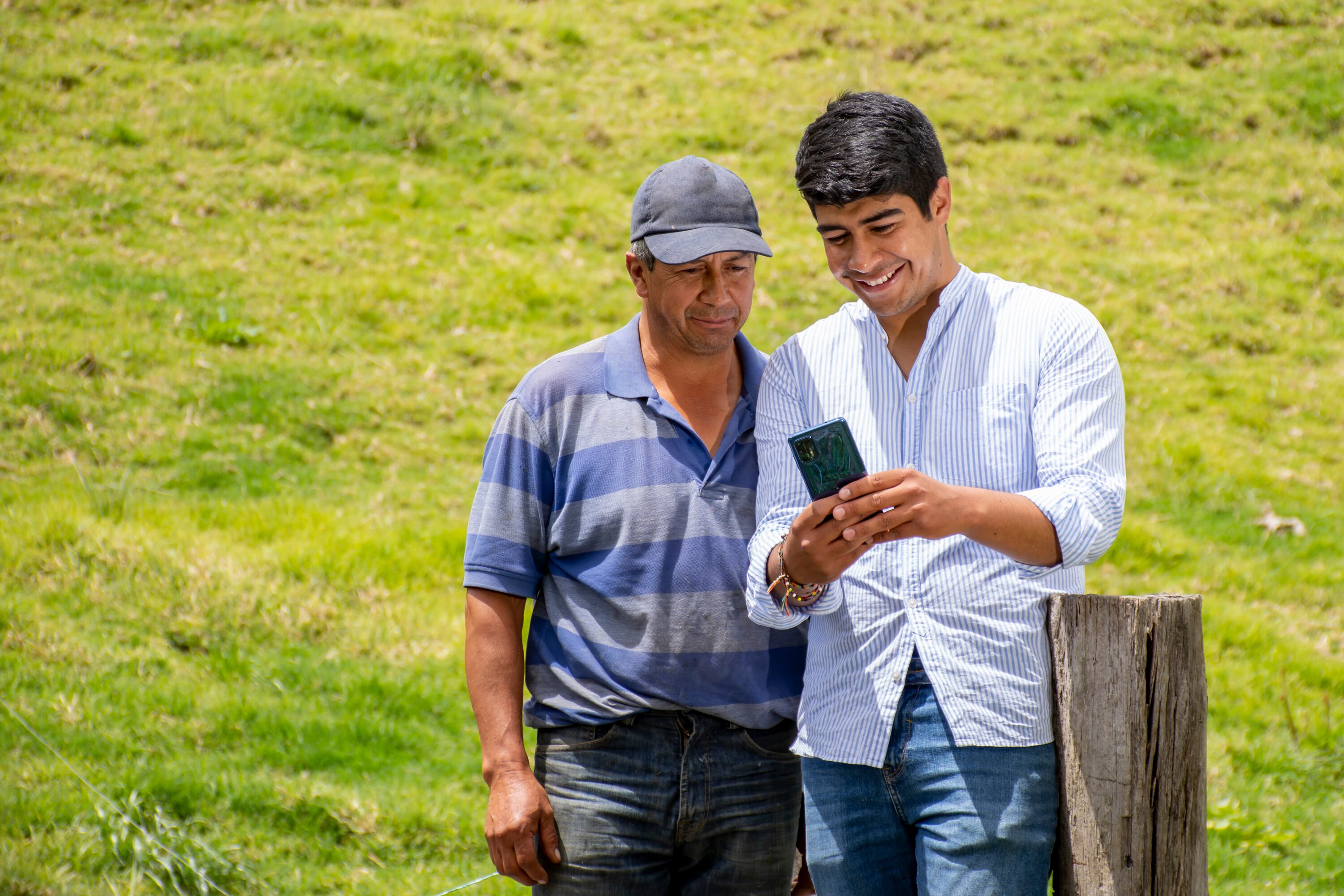 Yeisson García, cineasta, junto a su padre.