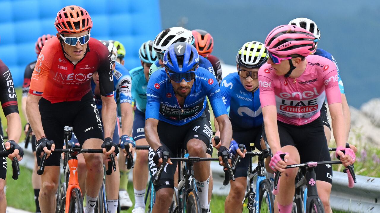 Daniel Martínez, en su lucha con los favoritos Pogacar y Thomas, durante el Giro de Italia