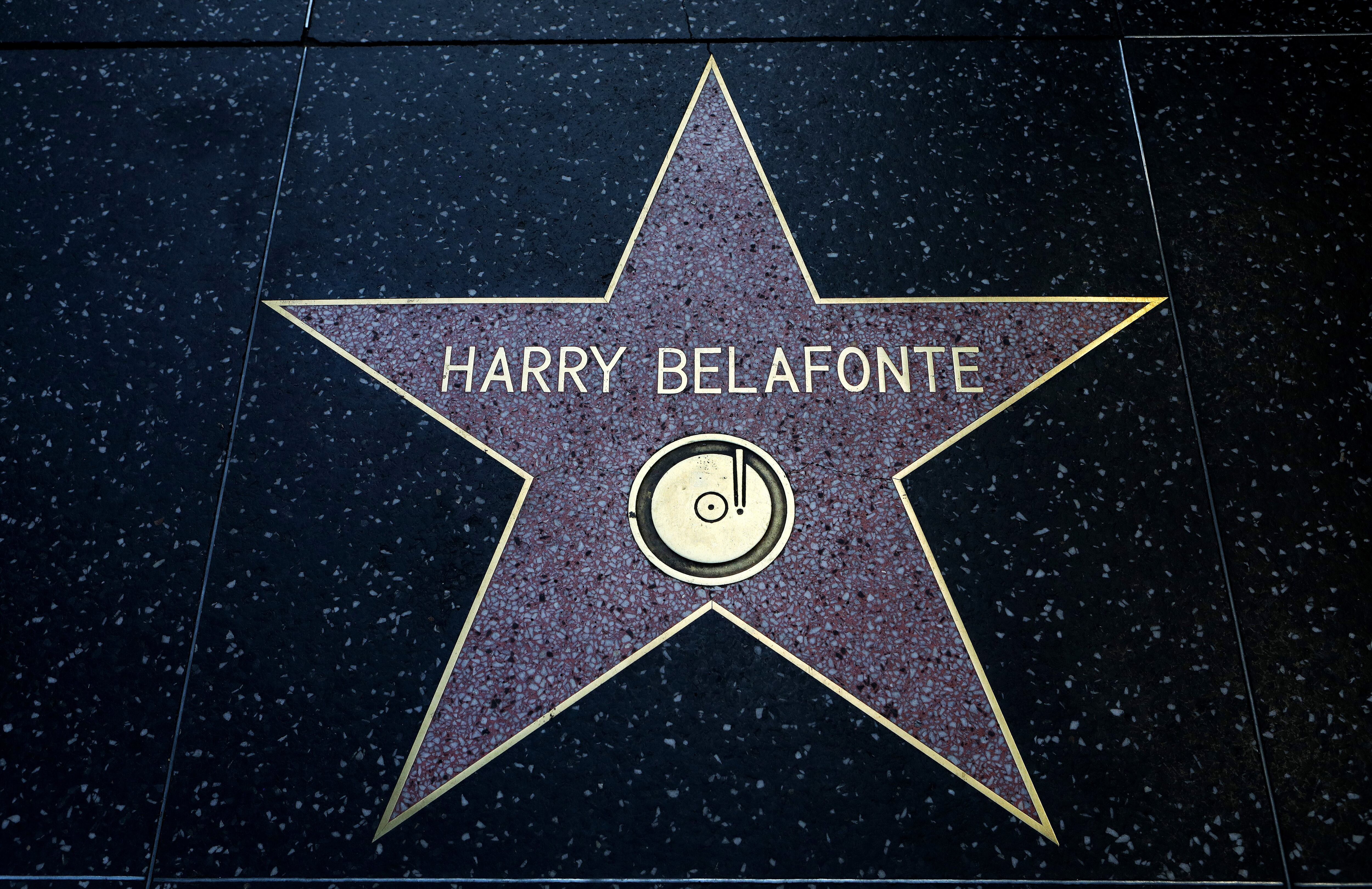 La estrella del cantante y actor Harry Belafonte en el Paseo de la Fama de las Estrellas de Hollywood en Hollywood, California