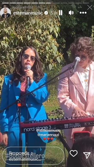 Ximena Sariñana emocionó a los esposos con sus canciones románticas. Foto: Instagram @estemanmusic.