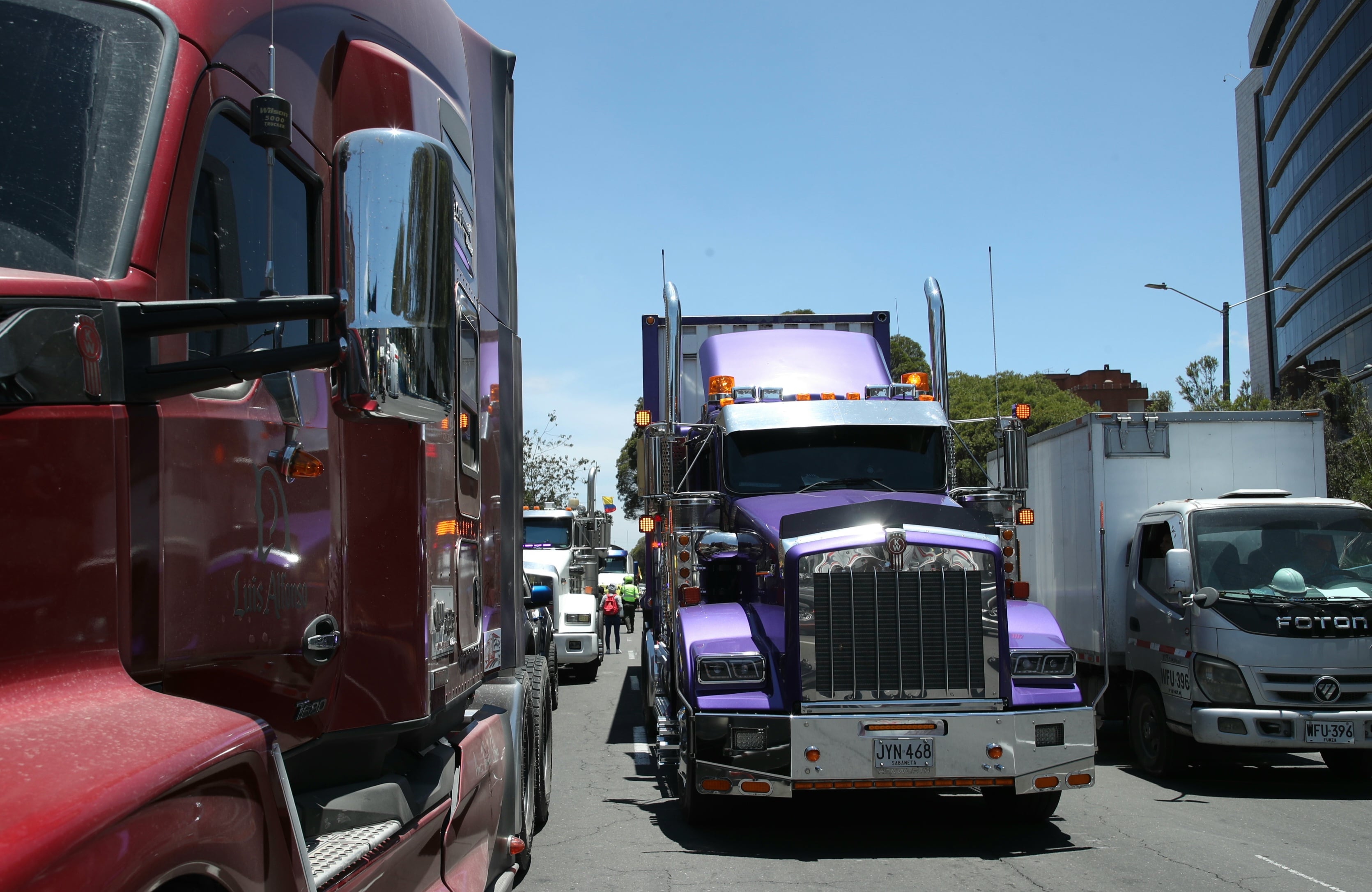 Paro de transportadores por el alza del combustible, camiones, tractomulas
