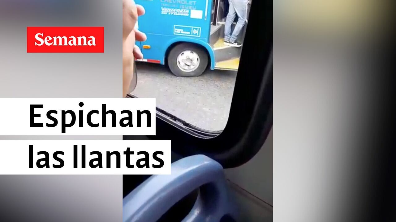 Un hombre espicha la llanta de un bus en el sur de Barranquilla.
