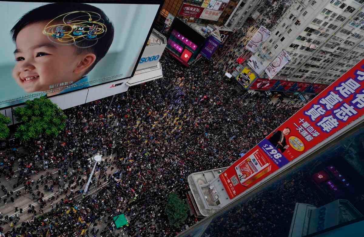 Tomándose las calles para alzar su voz este miércoles 1 de enero de 2020, habitantes de Hong Kong le dan la bienvenida al año 2020 con su marcha anual prodemocracia. Le exigen al gobierno que se ocupe de cinco demandas que incluyen, entre otras cosas, elecciones democráticas para el líder y la legislatura de Hong Kong y una para que el comportamiento policial durante los seis meses de protestas sea investigado. Foto de Vincent Yu/ AP.  