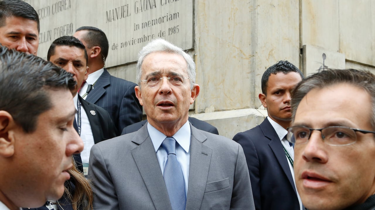 expresidente Alvaro Uribe y su abogado defensor, Jaime Granados, acudieron al Palacio de Justicia para presentar un documento de 125 paginas con sus objeciones contra el auto de hace una semana, en el que la Corte Suprema de Justicia determino investigar al exmandatario por manipulación de testigos
en contra del tambien congresista Ivan Cepeda
Bogota feb 23 2018
foto Guillermo Torres revista Semana