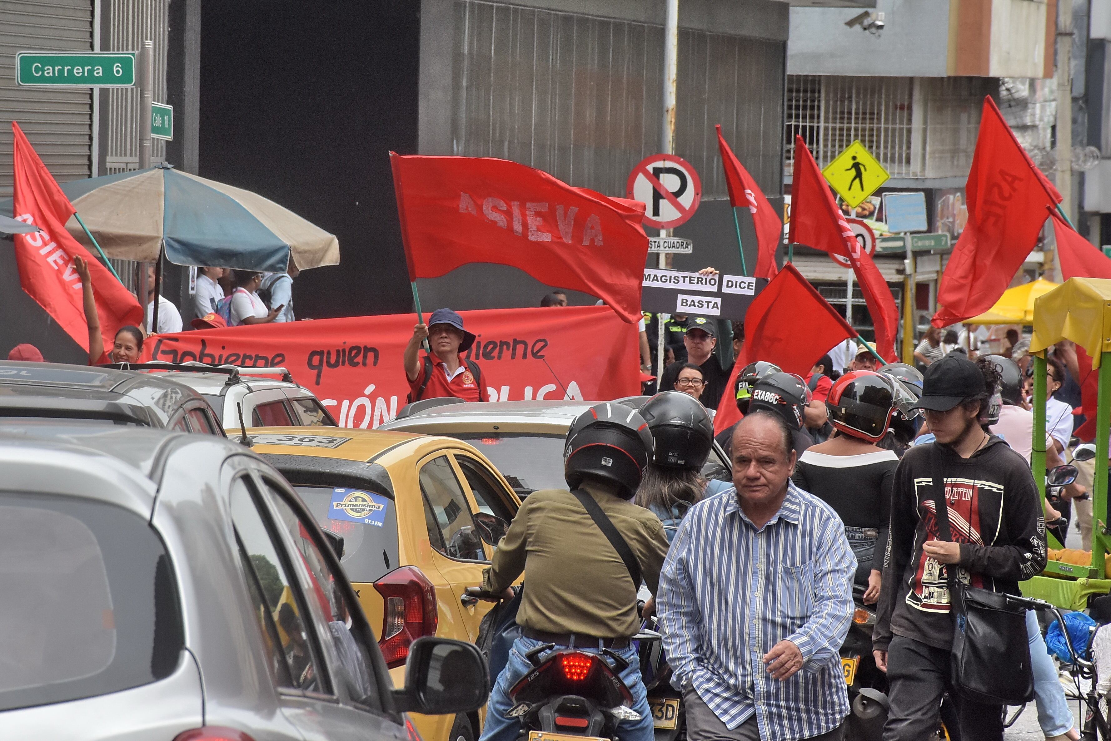 Continúa las Protestas por parte de los Docentes de las Instituciones del Valle del Cauca en la Plazoleta San Francisco, En apoyo al paro nacional de maestros convocado por FECODE.