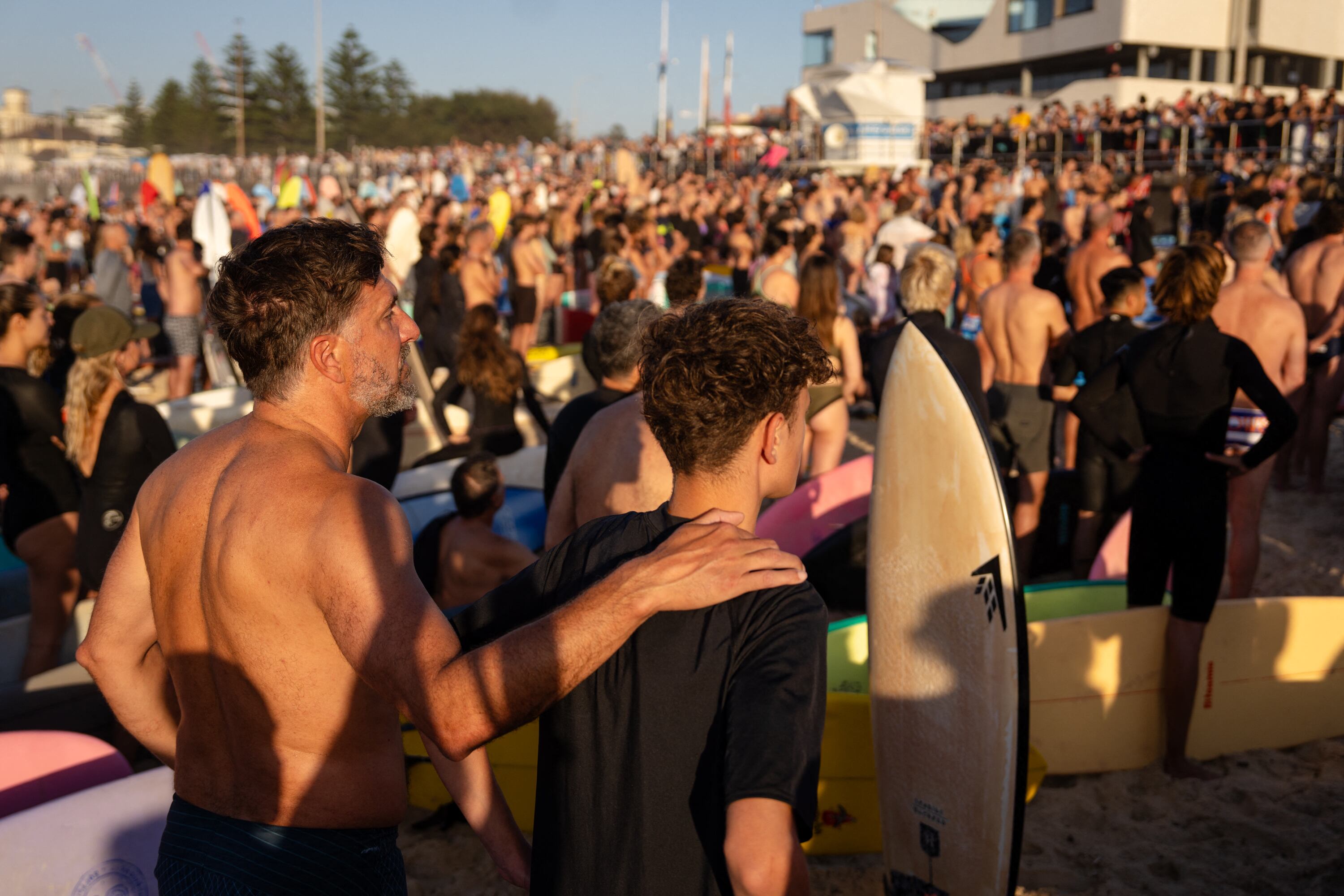 Comunidad de surfistas de Sídney, Australia, realizan emotivo homenaje a las víctimas del atentado terrorista de Bondi Beach