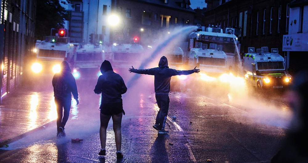 Protestas contra migrantes en Irlanda de Norte.