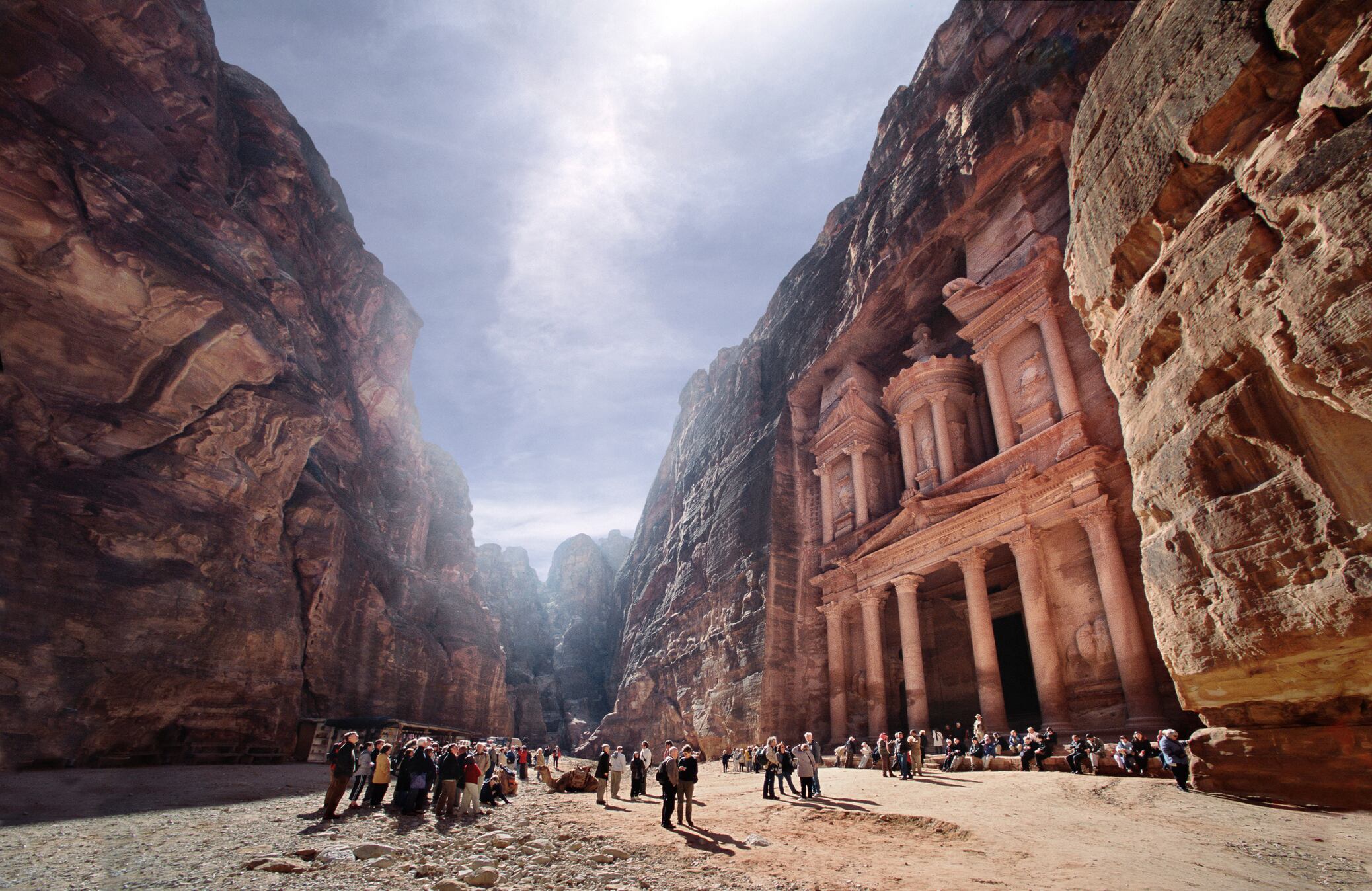 Jordania, Petra, turistas viendo el Tesoro