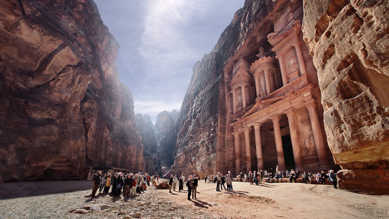 Turistas viendo el Tesoro, de Petra (Jordania)