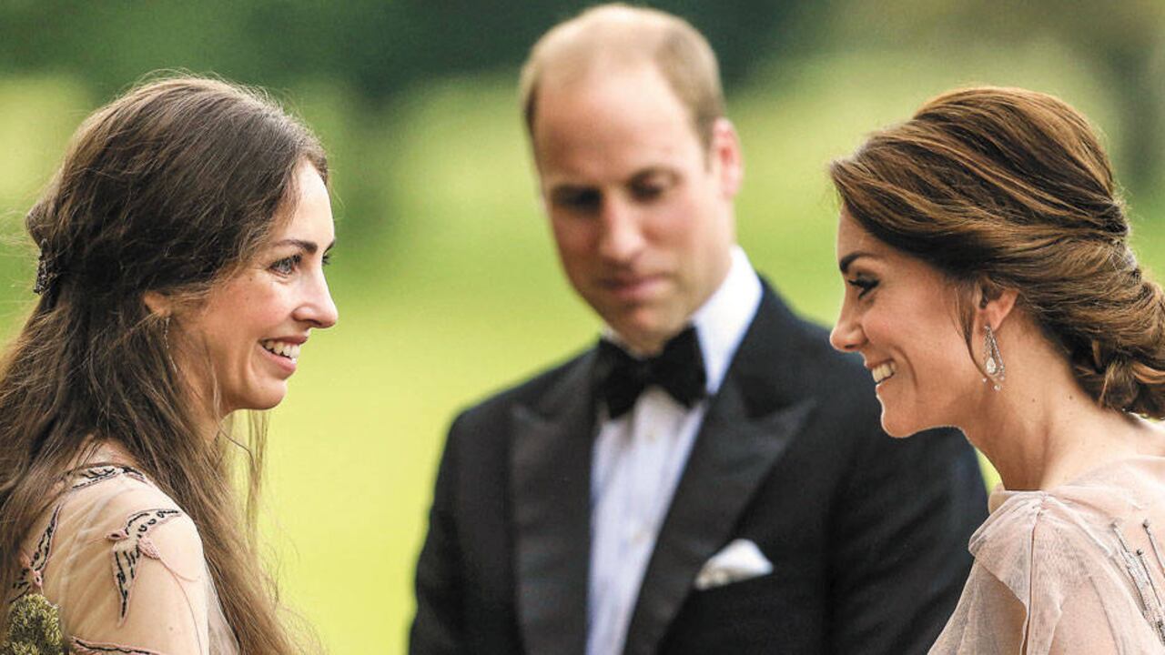 La otra mujer en la vida del príncipe sería la modelo Rose Rocksavage, marquesa de Cholmondeley, de quien Kate se hizo amiga porque es su vecina en Norfolk.