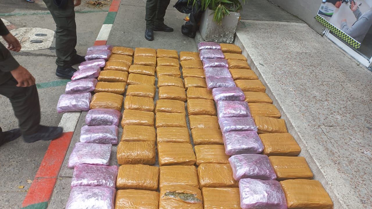 La marihuana estaba distribuida en paquetes de color café.