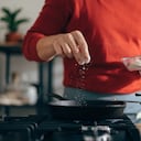 El consumo de sal se ve relacionado con la hipertensión.