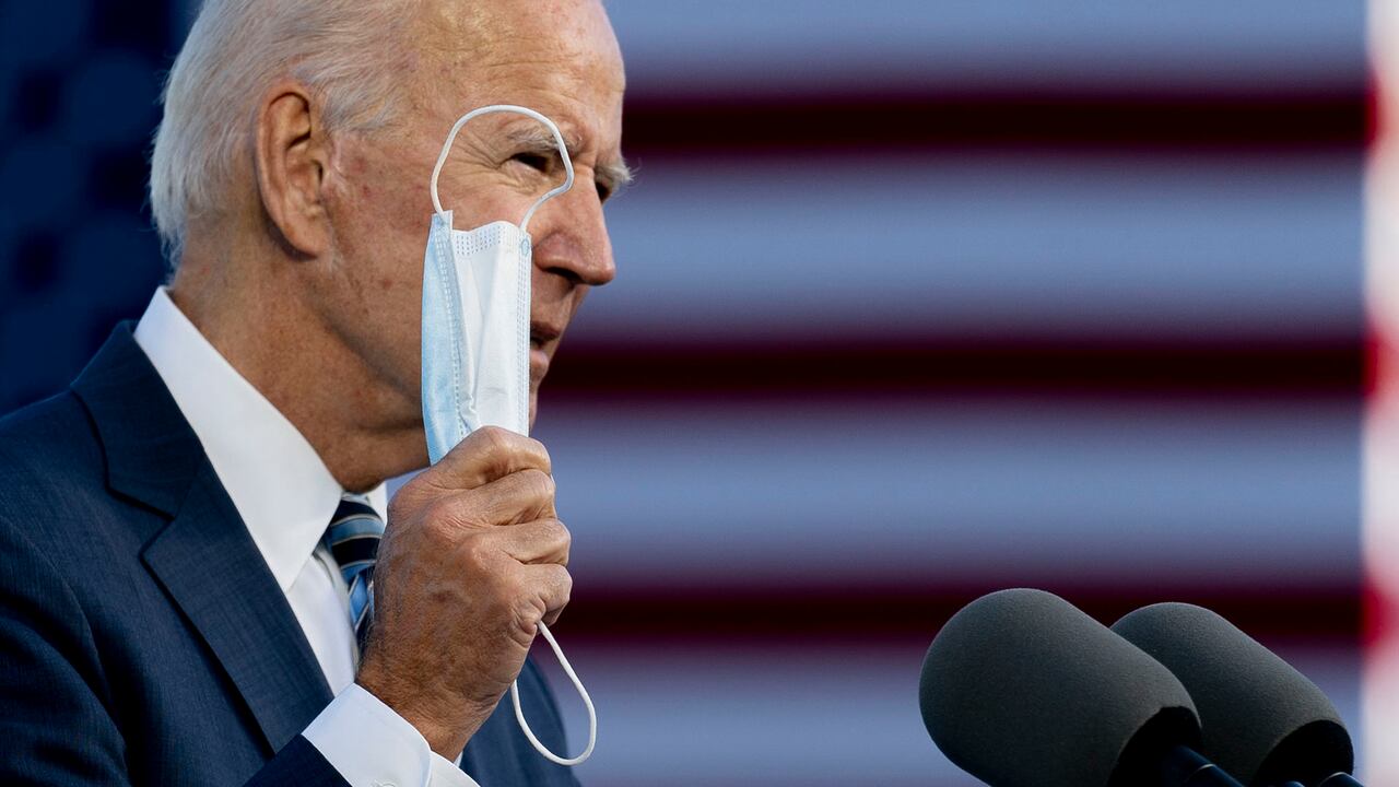 El exvicepresidente del candidato demócrata a la presidencia, Joe Biden, sostiene su máscara mientras habla en el Parque Militar Nacional de Gettysburg en Gettysburg, Pensilvania, el martes 6 de octubre de 2020 Foto AP / Andrew Harnik