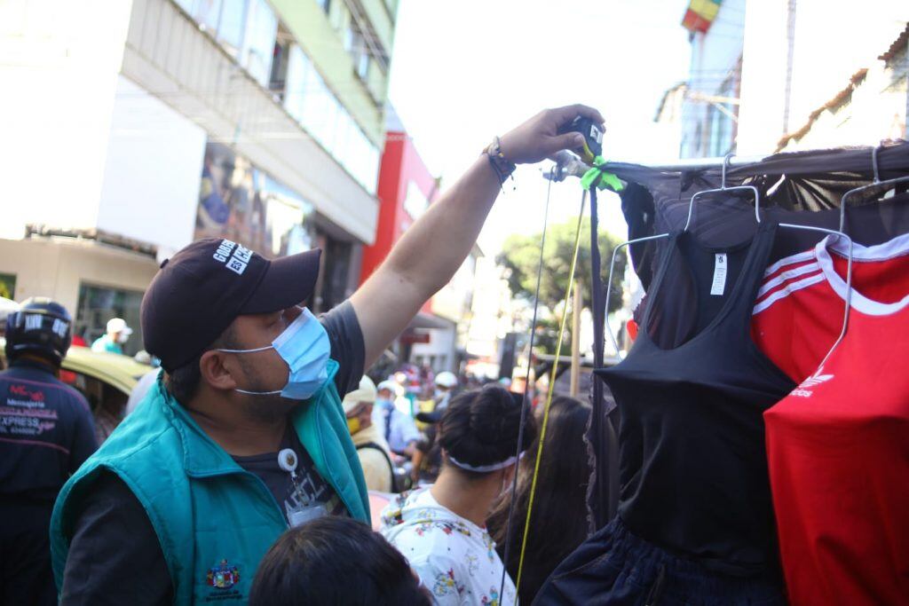 Los vendedores informales no podrán ocupar un área superior a 1 metro de profundidad.