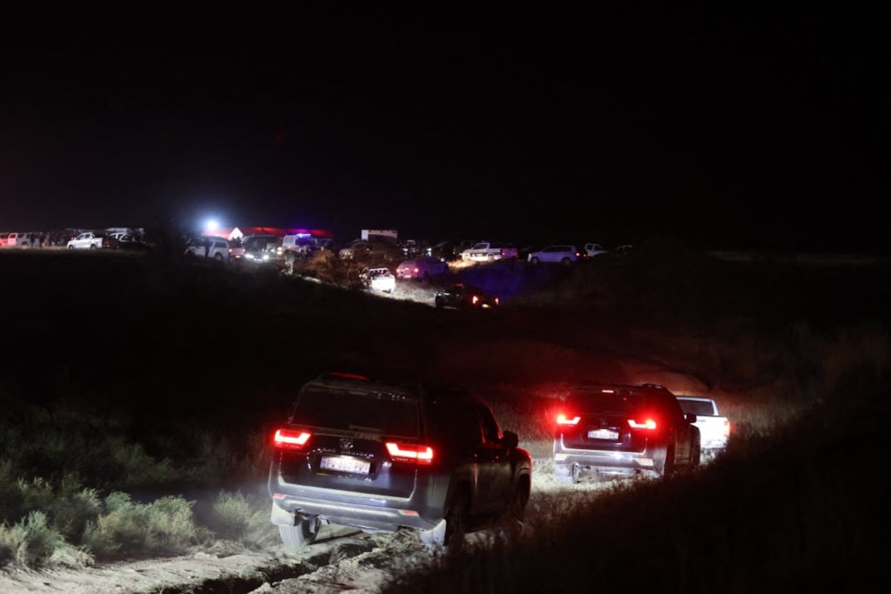 Imagen del lugar donde los equipos de rescate llegaron a los restos del avión de carga militar turco en la frontera entre Georgia y Azerbaiyán el 11 de noviembre de 2025. Un avión de carga militar C-130 turco, procedente de Azerbaiyán, se estrelló en Georgia el martes. Según el Ministerio de Defensa turco, la aeronave transportaba a 20 personas, incluida la tripulación.