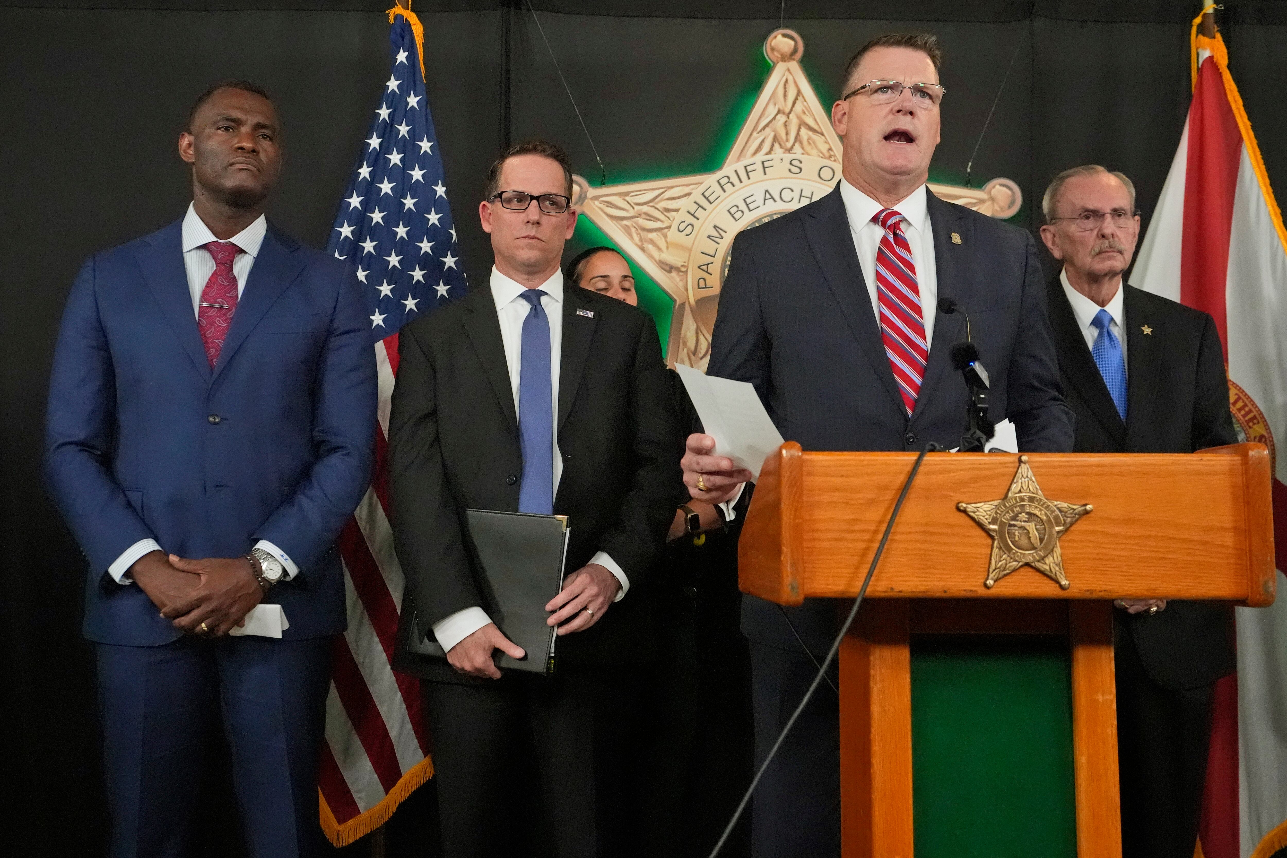 Ronald Rowe Jr., director interino del Servicio Secreto, habla durante una conferencia de prensa de funcionarios encargados de hacer cumplir la ley, el lunes 16 de septiembre de 2024, en la Oficina del Sheriff del condado de Palm Beach en West Palm Beach, Florida, para brindar una actualización. sobre la investigación sobre el aparente intento de asesinato del candidato presidencial republicano, el expresidente Donald Trump.