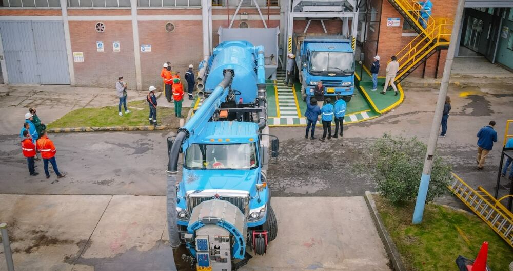 Los sistemas de cribados retienen la fase sólida de los lodos recogidos de los pozos del alcantarillado.