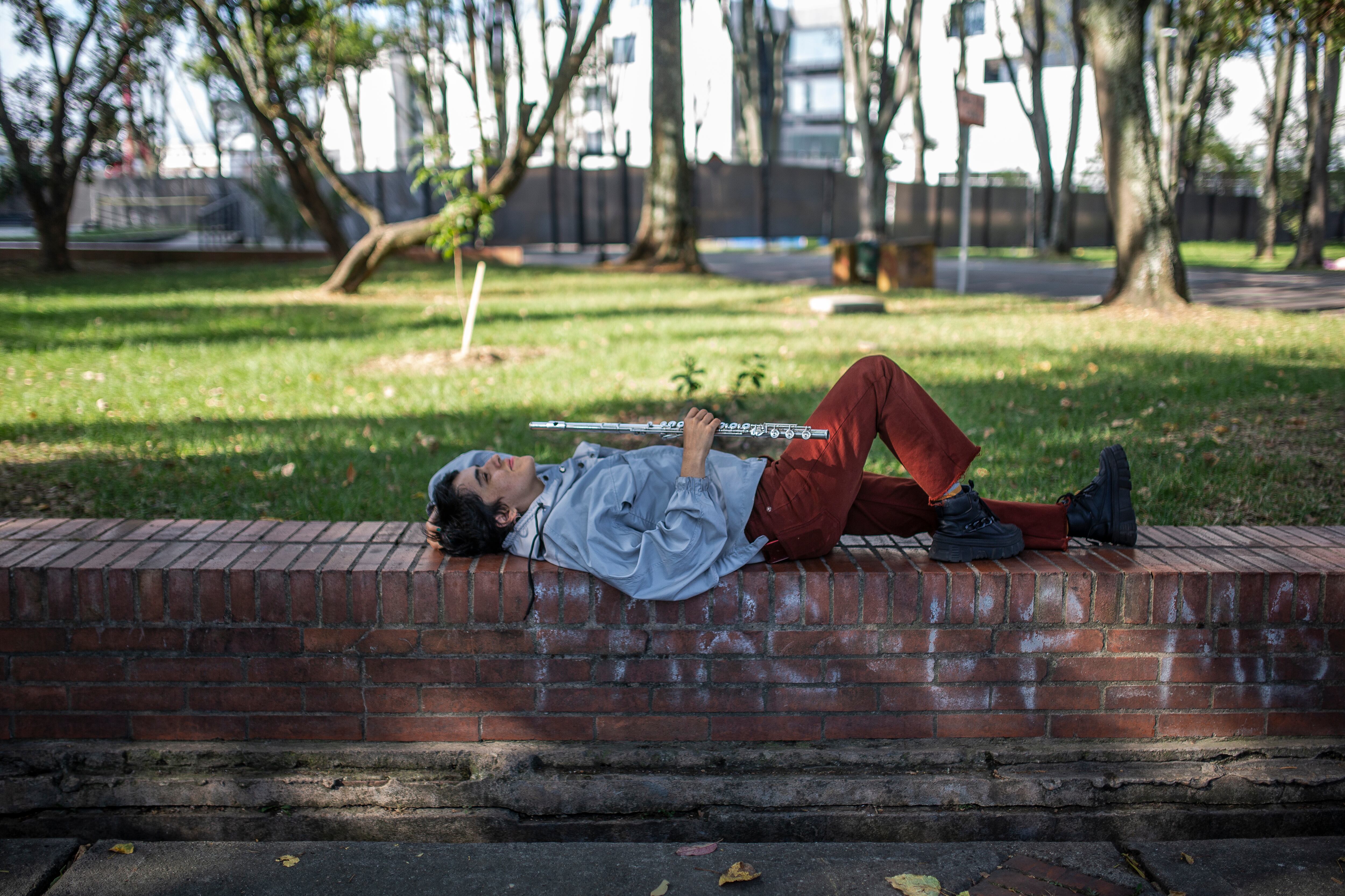 Anamaría tomó el camino de la academia hasta que saltó a las aguas, apostando por grabar discos y explorar sonoridades colombianas y más. Es difícil, muy difícil ser artista en Colombia, pero el camino le ha dado gratificaciones importantes.