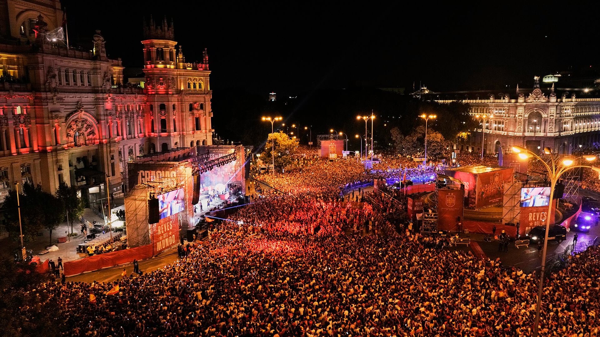 Jugadores de la selección de fútbol de España actúan para los aficionados en la Plaza de Cibeles (Madrid), el lunes 20 de julio de 2026, después de derrotar a Argentina en la final de la Copa del Mundo en East Rutherford, Nueva Jersey (Estados Unidos).