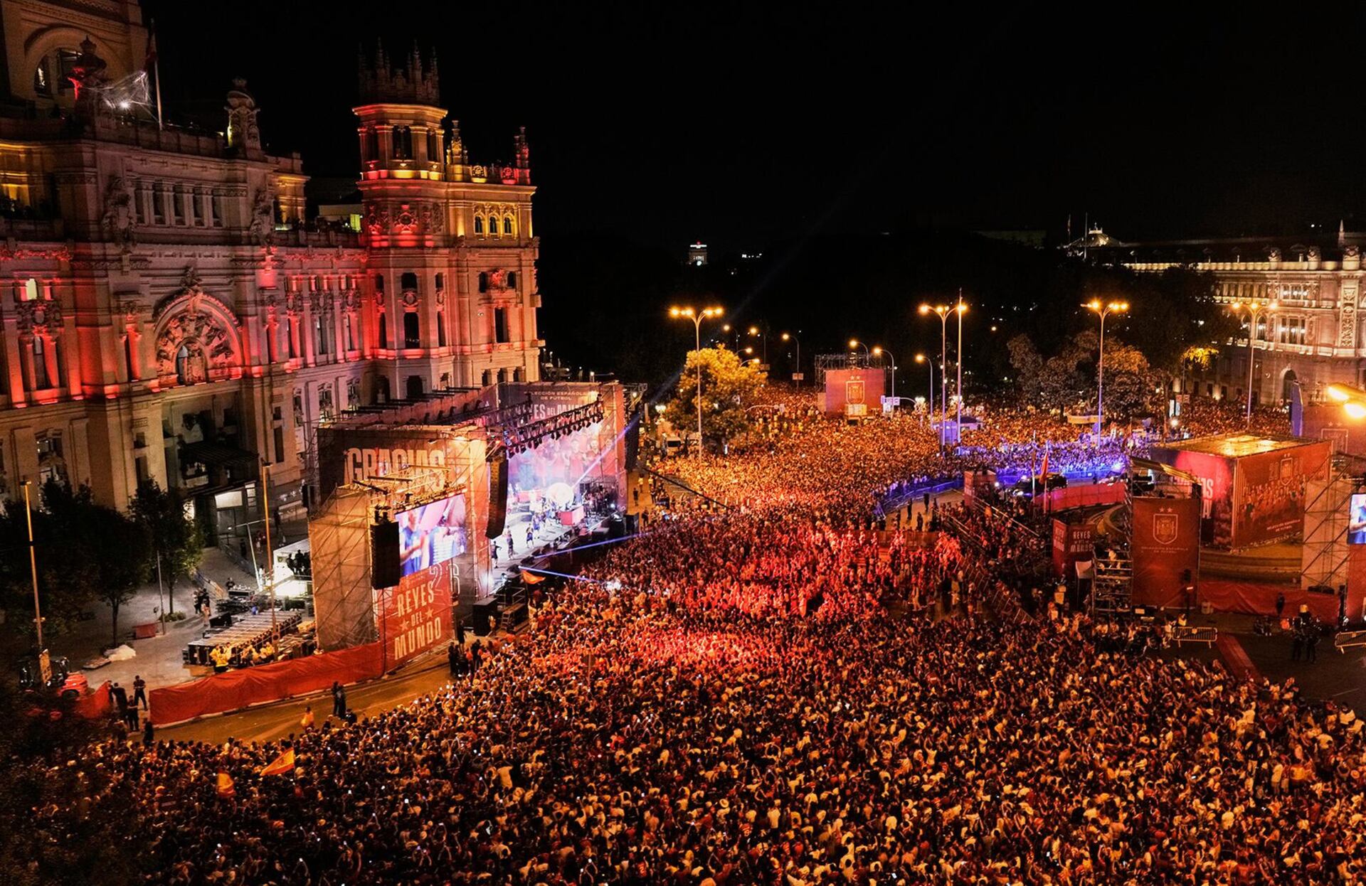 Jugadores de la selección de fútbol de España actúan para los aficionados en la Plaza de Cibeles (Madrid), el lunes 20 de julio de 2026, después de derrotar a Argentina en la final de la Copa del Mundo en East Rutherford, Nueva Jersey (Estados Unidos).