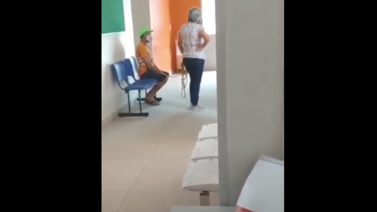 Mujer lleva amarrado a su esposo a vacunarse contra el covid-19