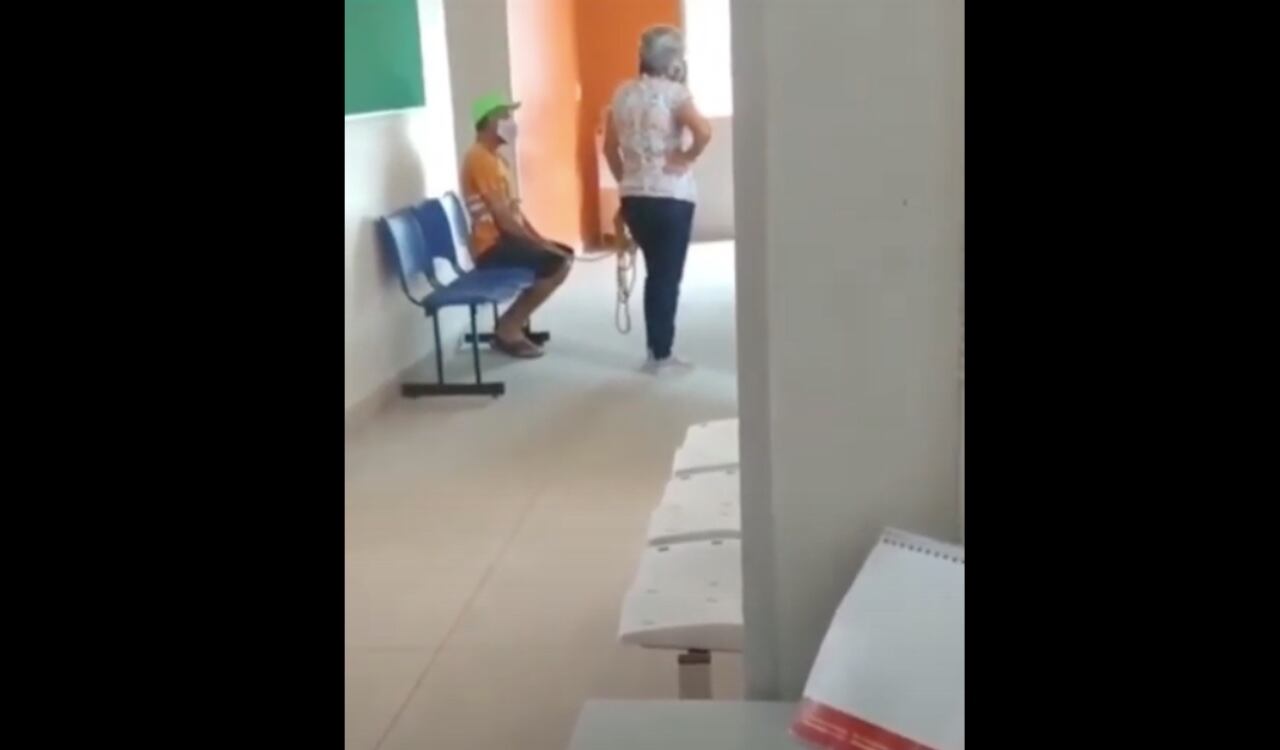 Mujer lleva amarrado a su esposo a vacunarse contra el covid-19