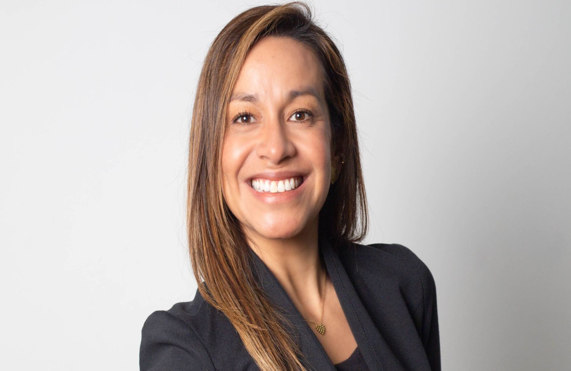 A nosotras, las mujeres, nos enseñaron a cuidar a otros, pero no necesariamente a escucharnos a nosotras mismas. Crecimos con frases como: “eso no es para ti”, “mira cómo naciste”, “mira con qué naciste”, “mejor no te ilusiones”, “eso es muy difícil” o “piensa en algo más realista”.