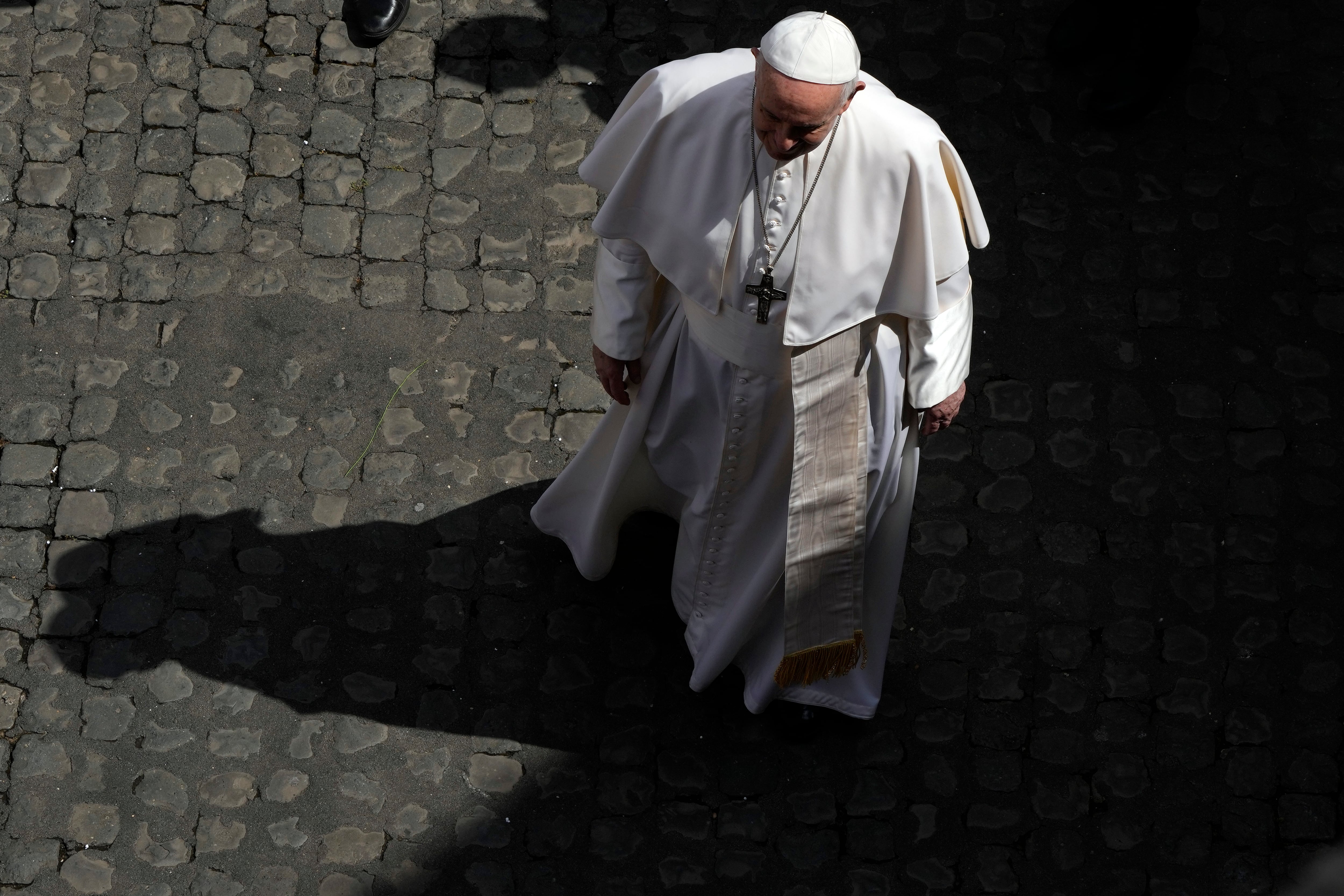 El papa Francisco camina durante su audiencia semanal por el patio de San Damaso, en el Vaticano, el 9 de junio de 2021. (AP Foto/Alessandra Tarantino)