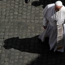 El papa Francisco camina durante su audiencia semanal por el patio de San Damaso, en el Vaticano, el 9 de junio de 2021. (AP Foto/Alessandra Tarantino)