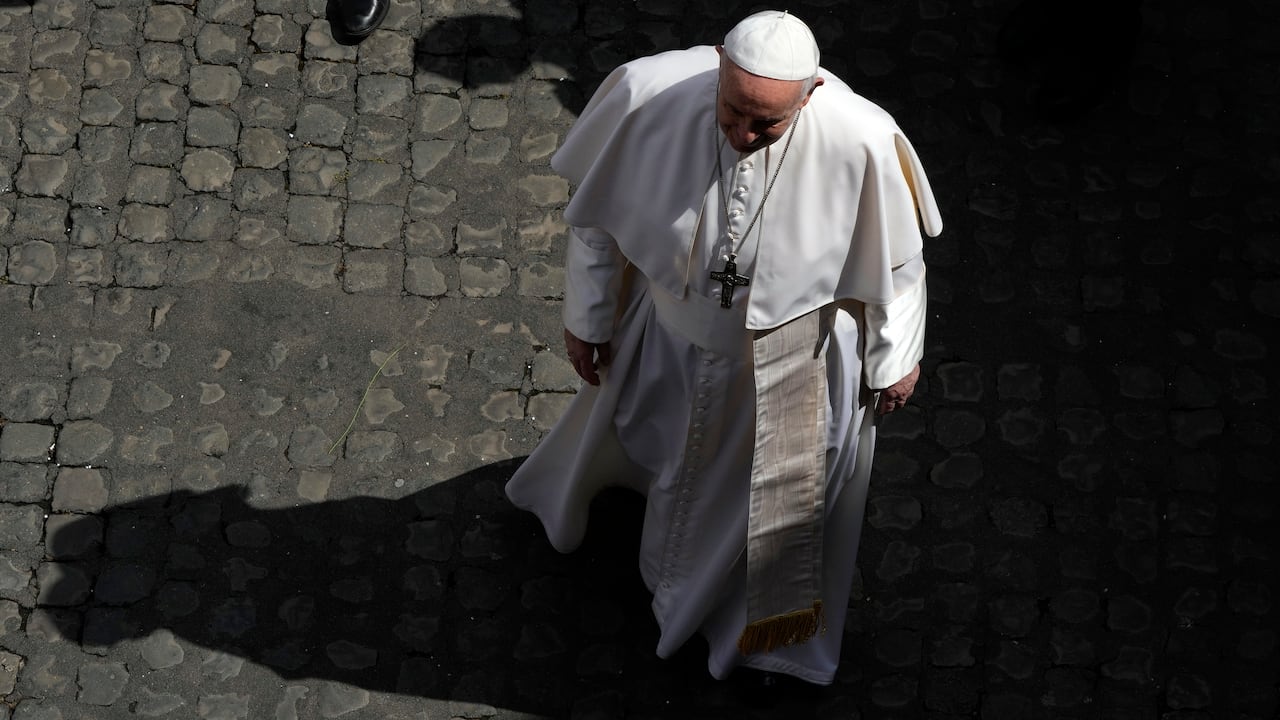 El papa Francisco camina durante su audiencia semanal por el patio de San Damaso, en el Vaticano, el 9 de junio de 2021. (AP Foto/Alessandra Tarantino)