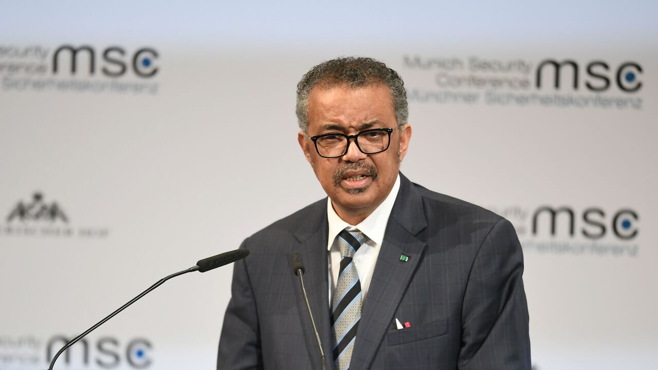 La OMS le pidió a Pfizer y Moderna compartir información de tecnología ARN para producir vacunas anticovid (Photo by Lu Yang/Xinhua xia Getty) (Xinhua/Lu Yang via Getty Images)