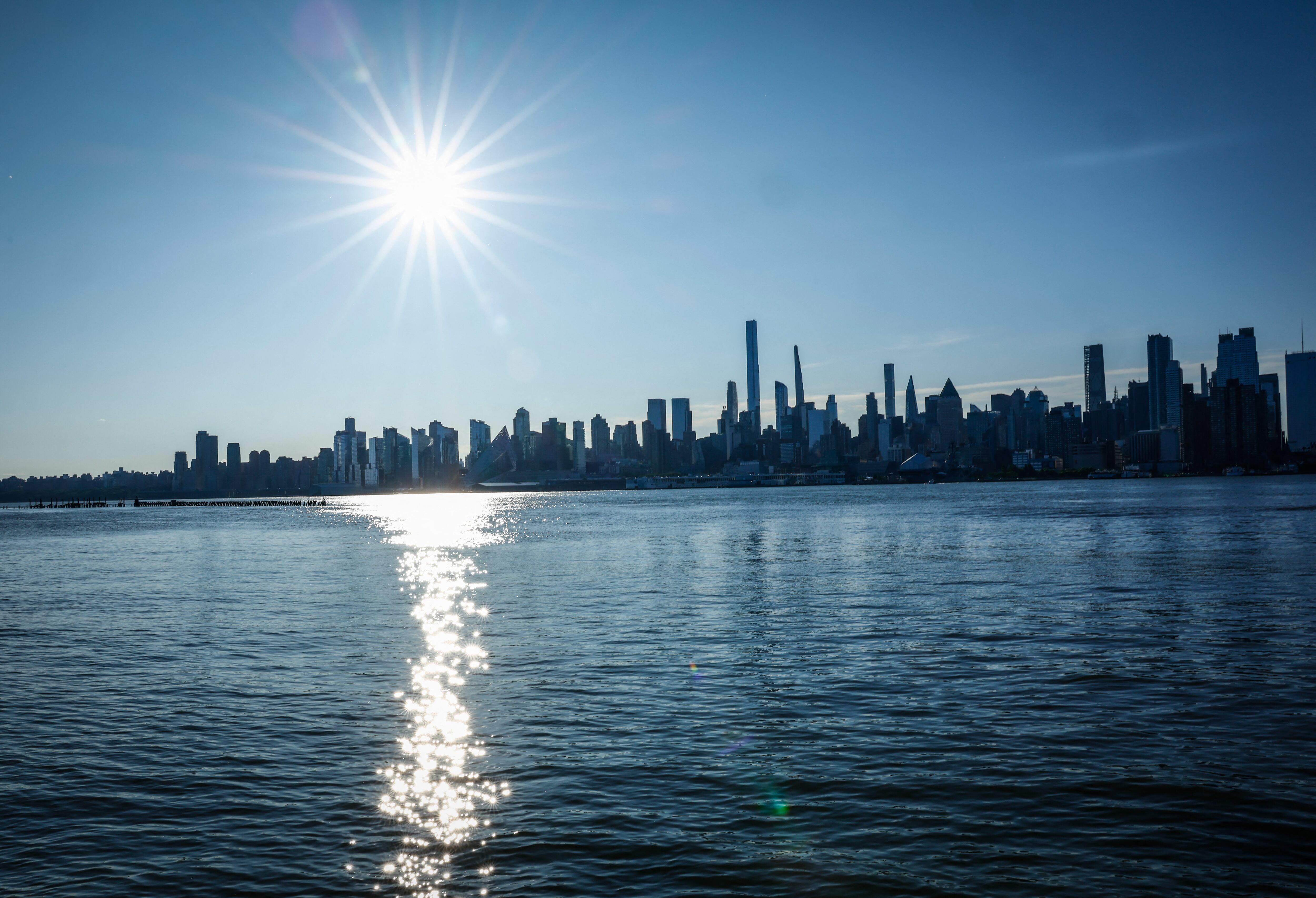 El sol sale sobre el horizonte de Nueva York, visto desde Weehawken, Nueva Jersey, el 20 de junio de 2025.