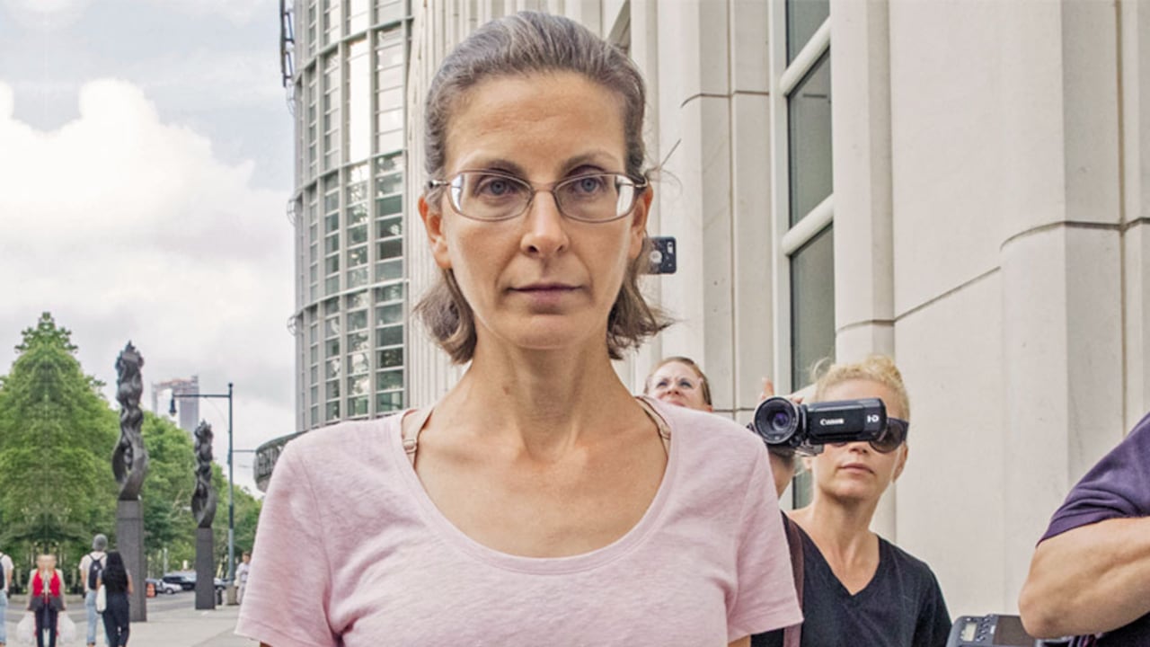 Clare Bronfman pertenece a la familia dueña de Seagram, la desaparecida empresa canadiense de licores. Se obsesionó y se volvió cómplice de Raniere. Según la Fiscalía, le dio más de 100 millones de dólares.