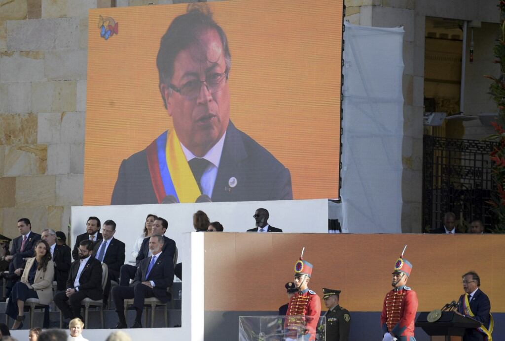 El nuevo presidente de Colombia, Gustavo Petro, pronuncia un discurso durante la ceremonia de toma de posesión en la plaza Bolívar de Bogotá, el 7 de agosto de 2022 (Foto de Raúl ARBOLEDA / AFP)