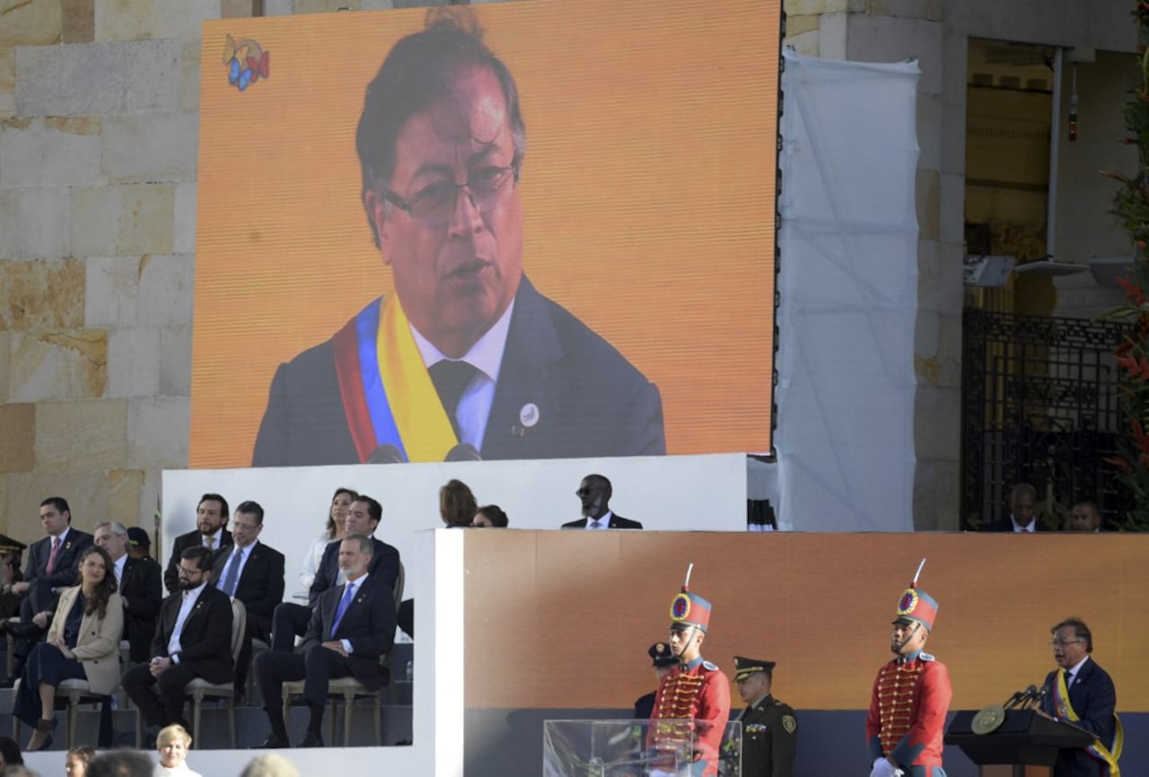 El nuevo presidente de Colombia, Gustavo Petro, pronuncia un discurso durante la ceremonia de toma de posesión en la plaza Bolívar de Bogotá, el 7 de agosto de 2022 (Foto de Raúl ARBOLEDA / AFP)