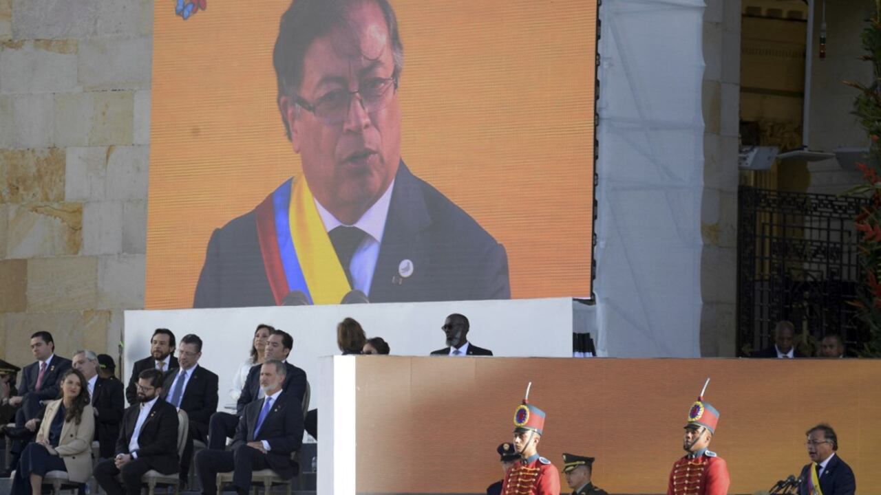 El nuevo presidente de Colombia, Gustavo Petro, pronuncia un discurso durante la ceremonia de toma de posesión en la plaza Bolívar de Bogotá, el 7 de agosto de 2022 (Foto de Raúl ARBOLEDA / AFP)