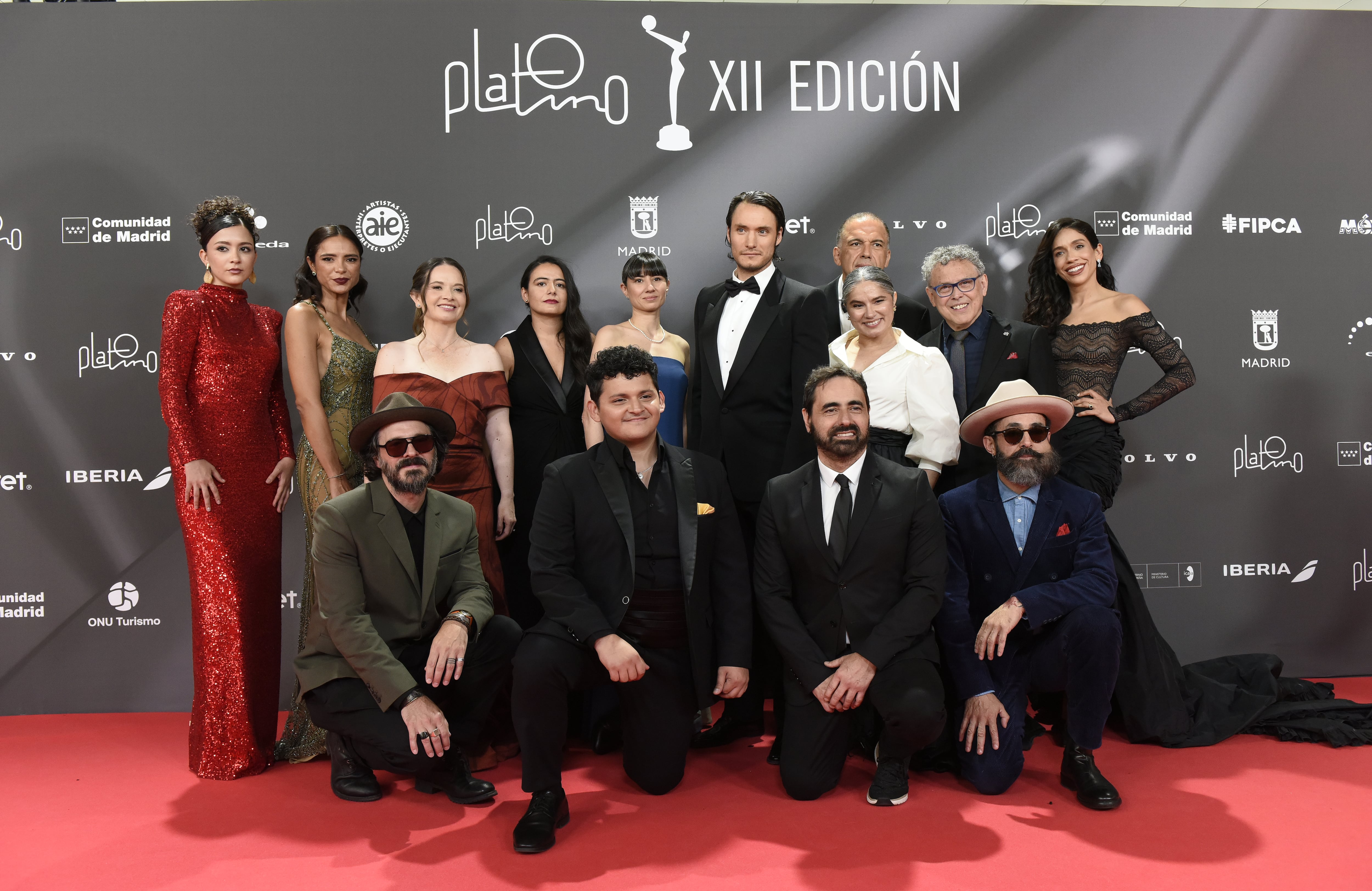 En los  Premios Platino 2025, el elenco y equipo de 'Cien años de soledad' sonríe antes de la gala.