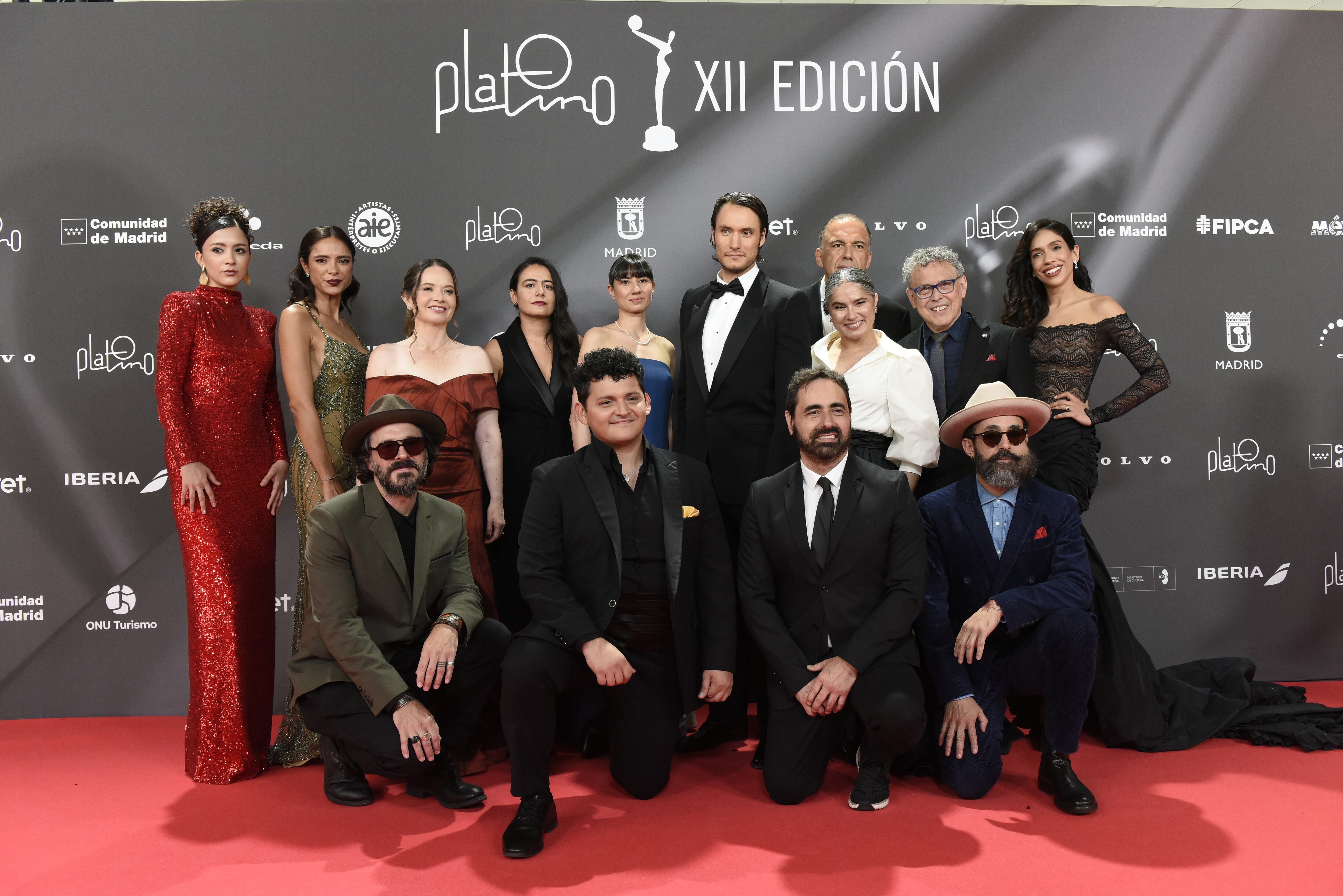 En los  Premios Platino 2025, el elenco y equipo de 'Cien años de soledad' sonríe antes de la gala.