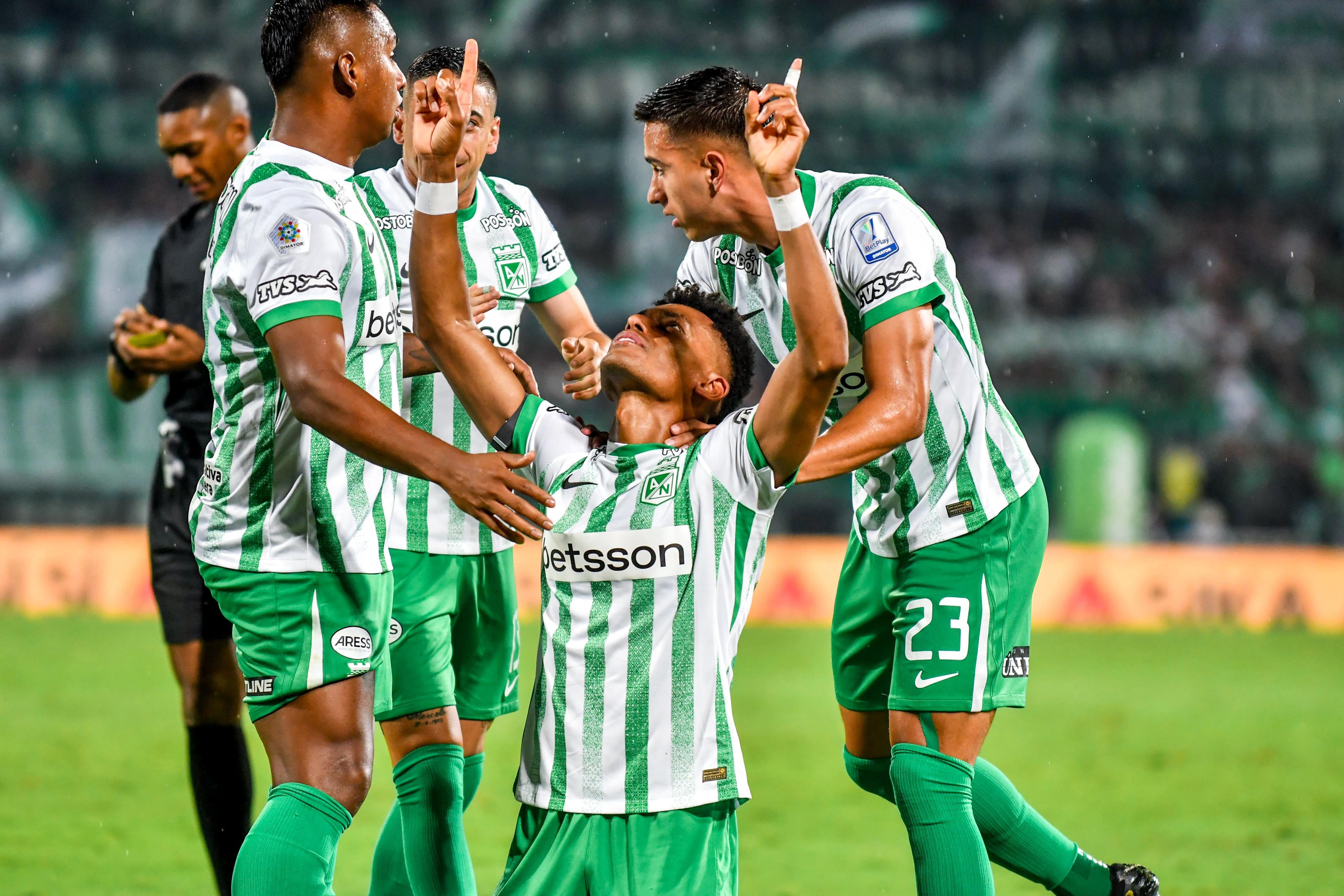 Jugadores de Atlético Nacional celebran el gol del defensor William Tesillo (centro).