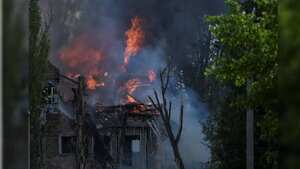 Un rescatista trabaja en el sitio de una clínica fuertemente destruida por un ataque con misiles rusos, en medio del ataque de Rusia a Ucrania, en Dnipro, Ucrania, el 26 de mayo de 2023.