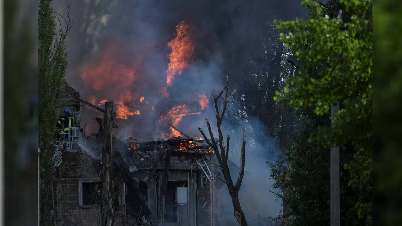Un rescatista trabaja en el sitio de una clínica fuertemente destruida por un ataque con misiles rusos, en medio del ataque de Rusia a Ucrania, en Dnipro, Ucrania, el 26 de mayo de 2023.