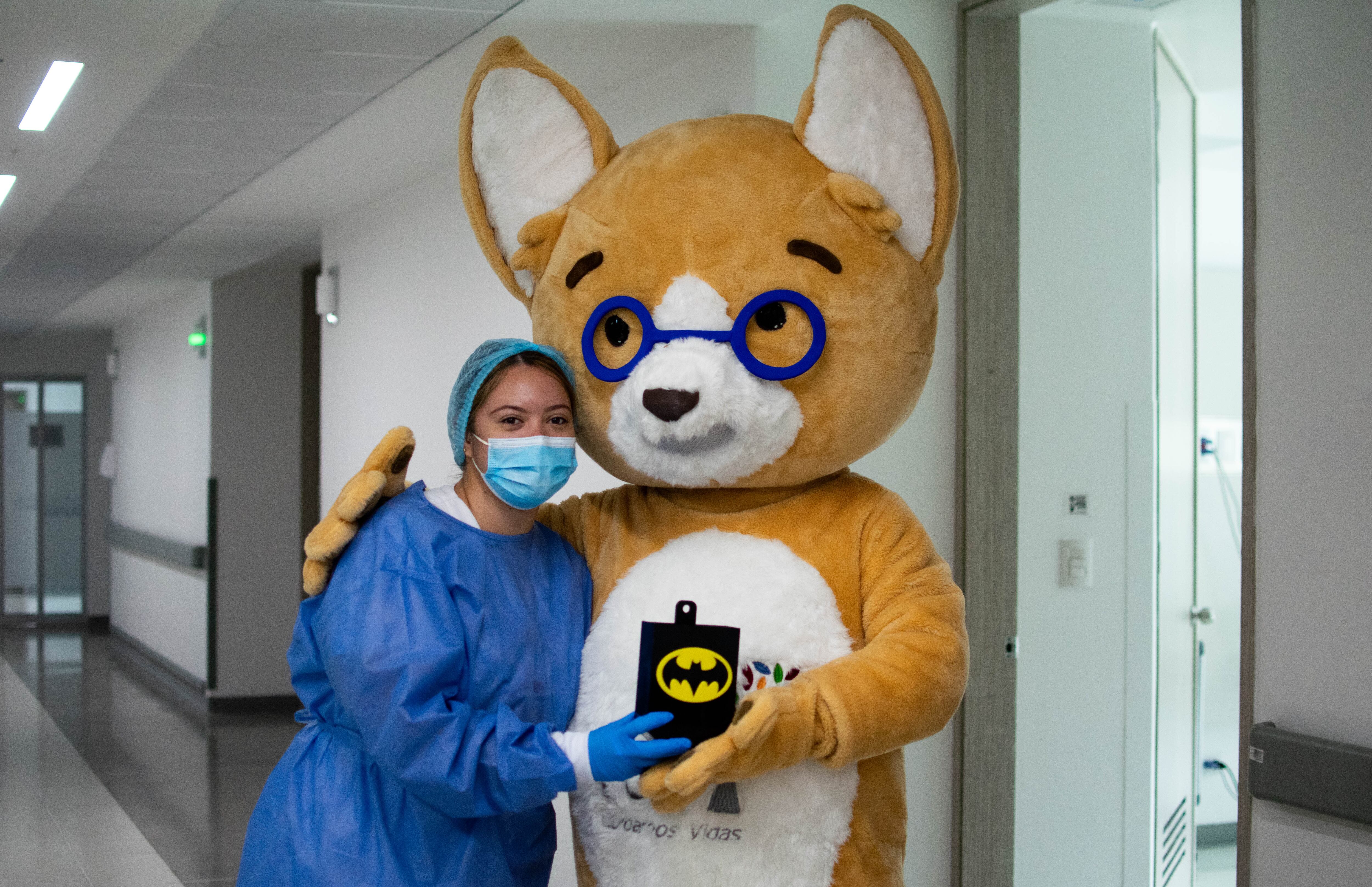 De esta forma médicos y enfermeras logran ganarse las confianza de los niños.