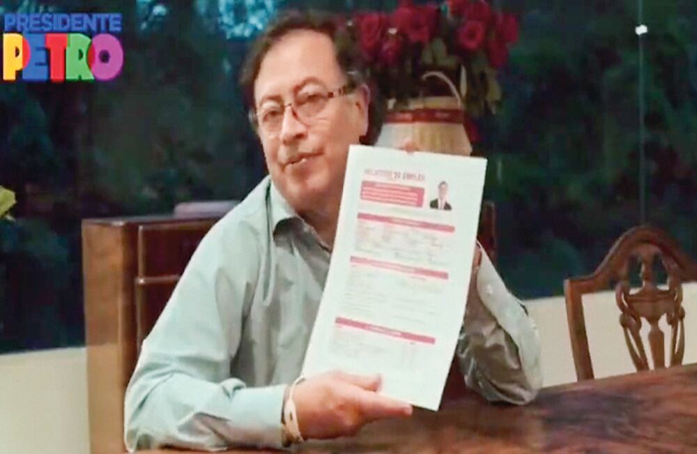 El excandidato publicó una hoja de vida con la que ‘buscó trabajo’ como presidente de Colombia.