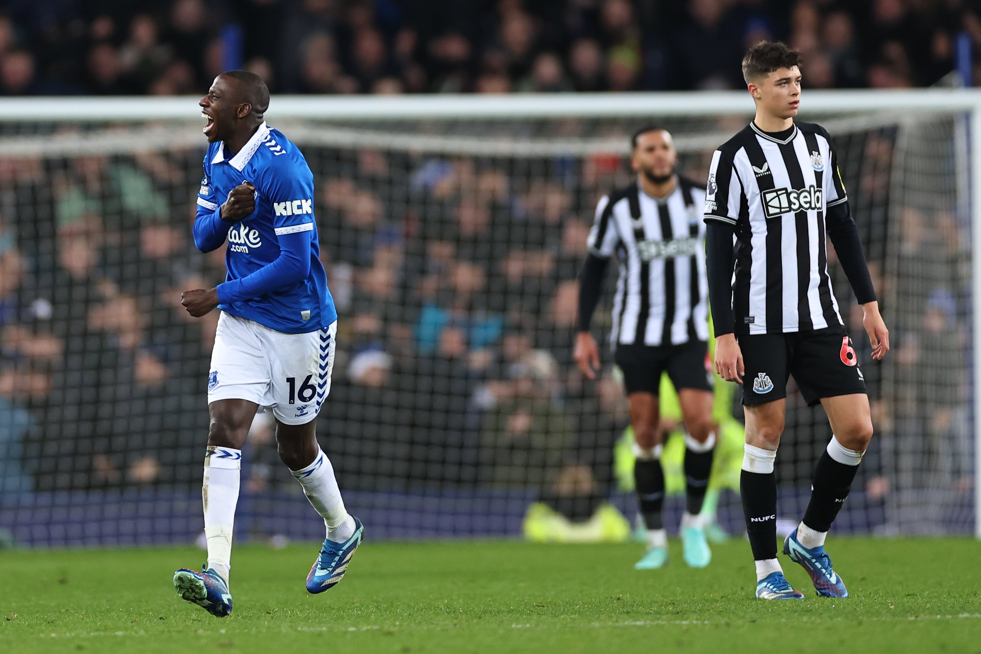 Abdoulaye Doucoure del Everton celebra después de marcar un gol para hacer el 2-0 durante el partido de la Premier League entre el Everton FC y el Newcastle United en Goodison Park el 7 de diciembre de 2023 en Liverpool, Inglaterra.