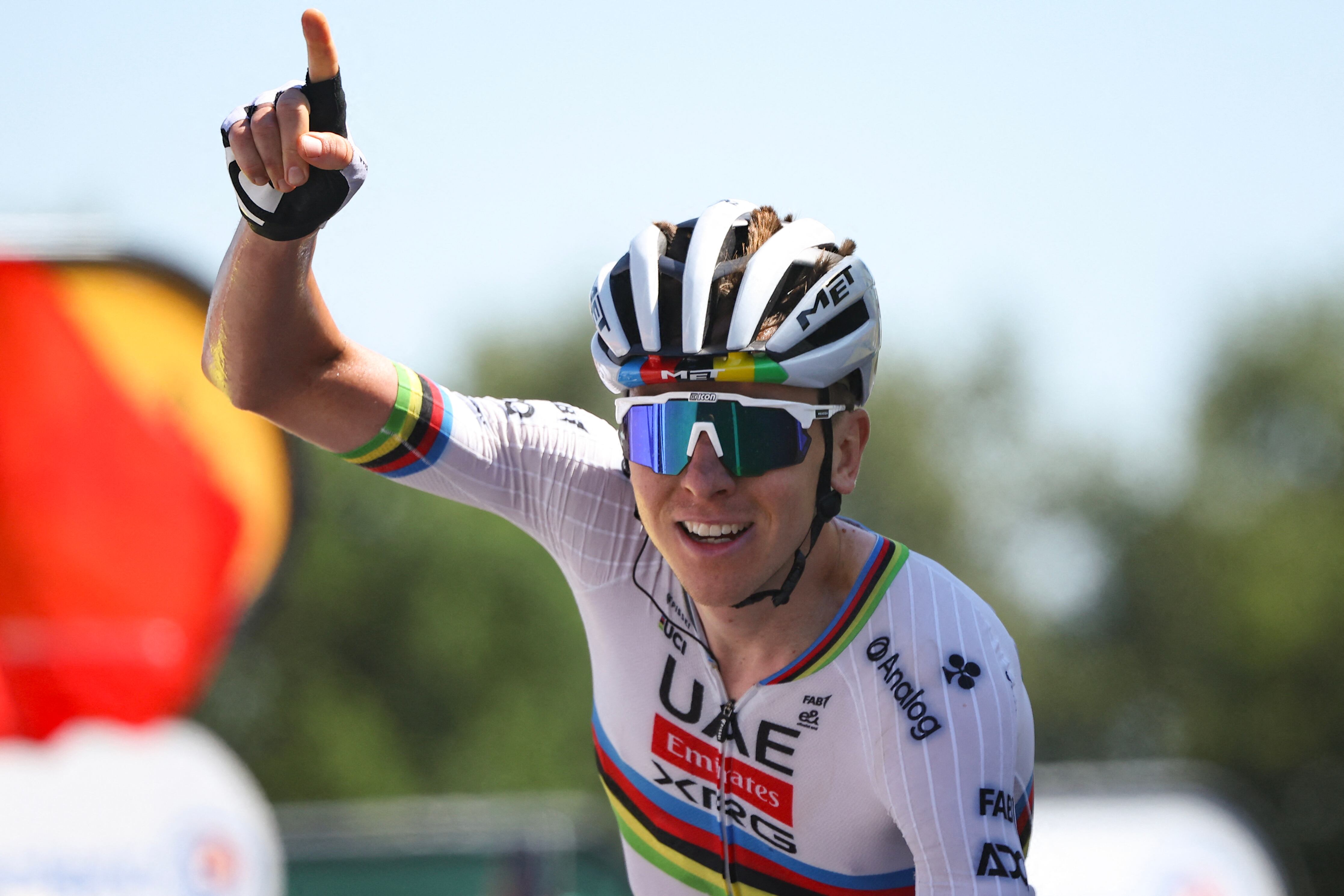 Tadej Pogacar cruzando la línea de meta en la etapa siete del Tour de Francia.