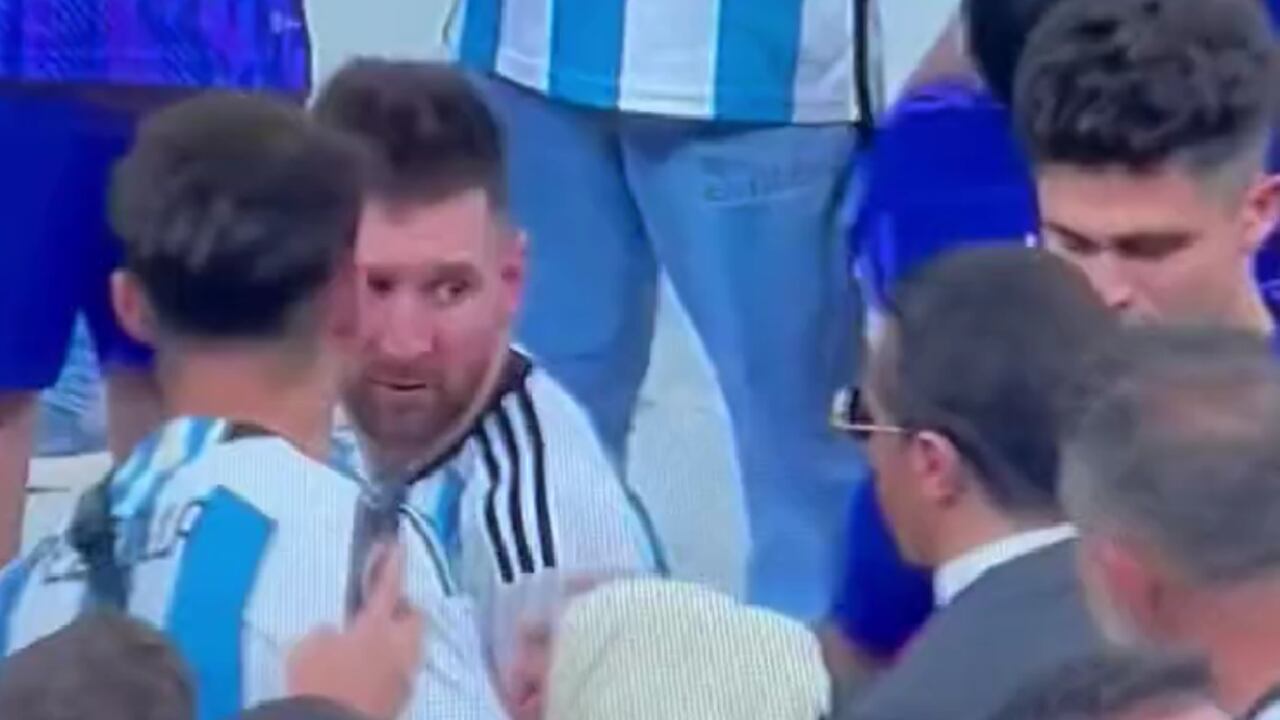 Lionel Messi en medio del festejo es interceptado por el famoso chef Salt Bae.