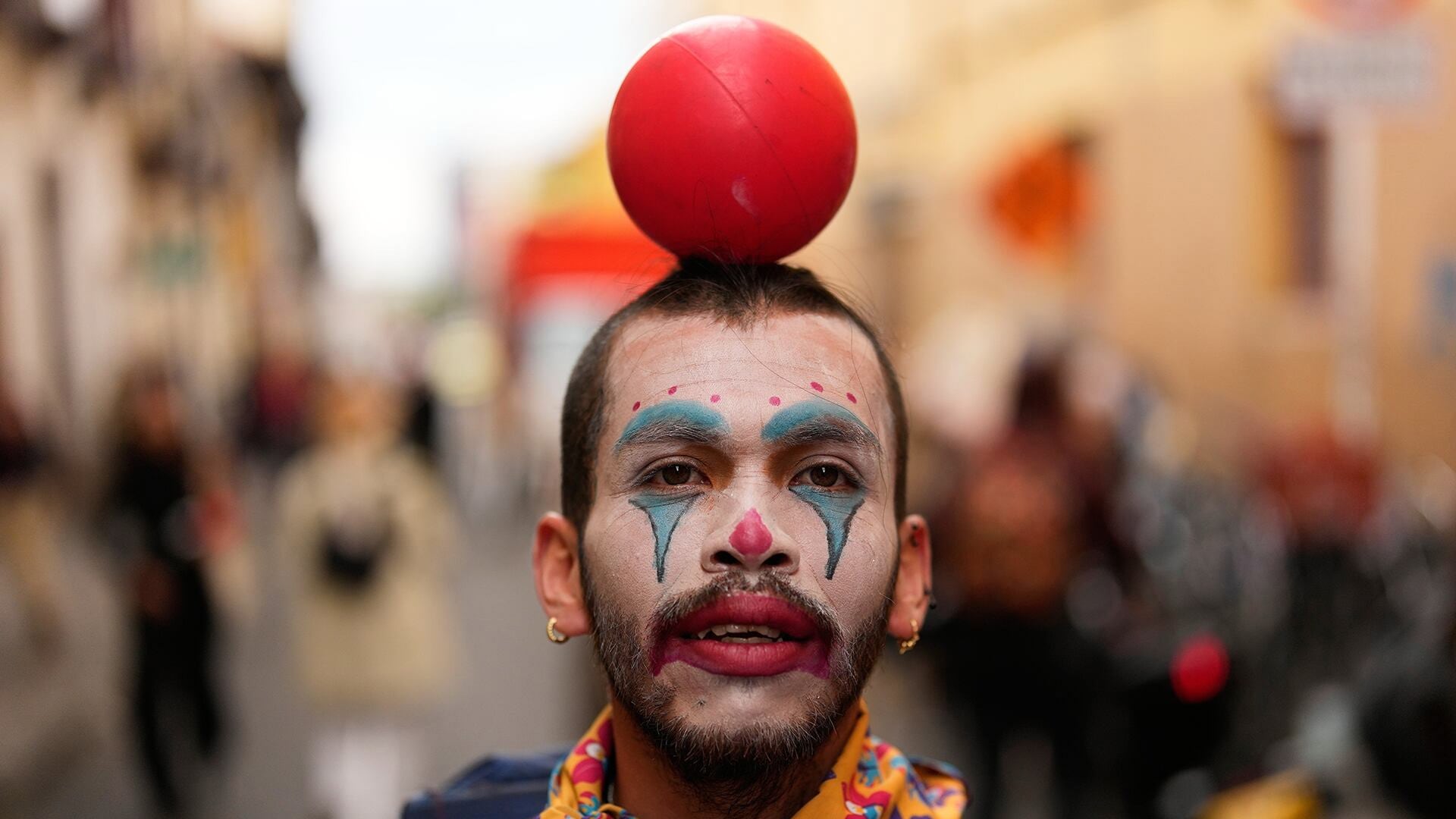 Estudiantes universitarios y artistas protestan por los recortes presupuestarios para las artes y la cultura, propuestos desde la administración del presidente colombiano Abelardo De La Espriella en Bogotá, Colombia, el lunes 21 de septiembre de 2026.